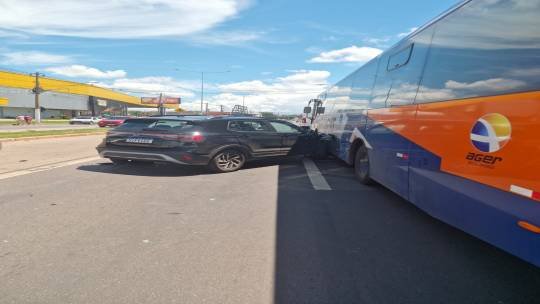 Idosa é socorrida presa às ferragens de T-Cross envolvido em acidente com dois ônibus