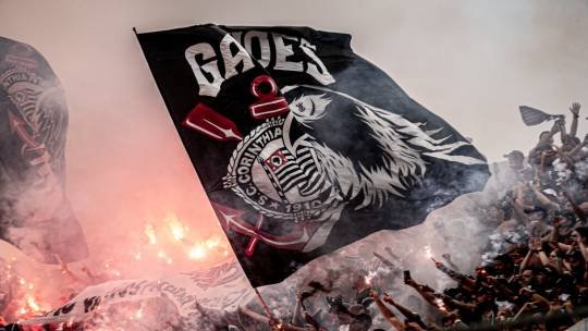 Torcida do Corinthians canta mais baixo do que a de outros clubes?  entenda